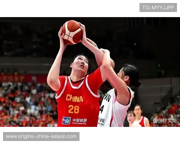 女篮队员抢断一条龙上篮得分，展现速度与力量的完美结合