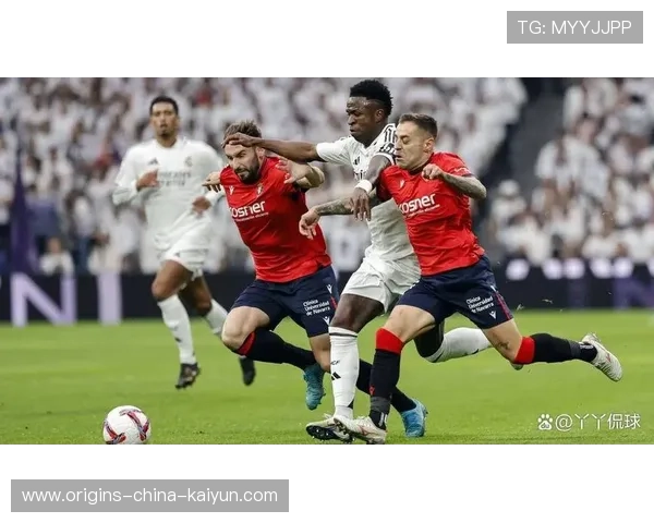 皇马中场策动反击,伯纳乌掌声如潮